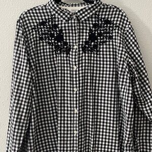 Black and White Gingham Shirt with floral embroidered at neck.
Old Navy
Sz XL